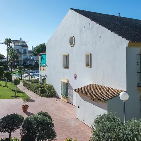 Spacious Flat With Pool In Apartmán