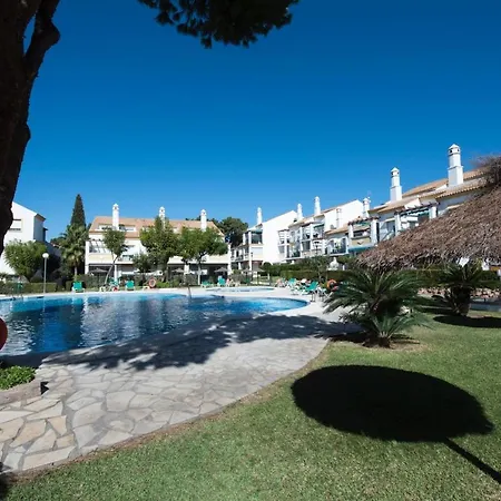 Spacious Flat With Pool In Apartmán