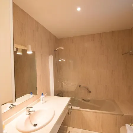 Apartment Spacious Flat With Pool In Marbella