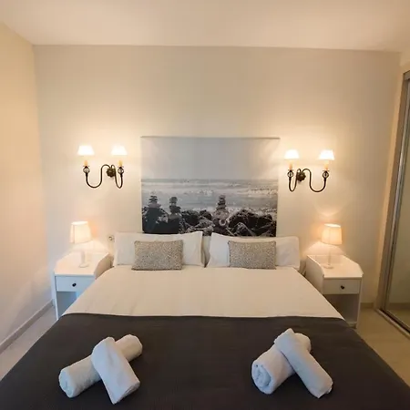 Spacious Flat With Pool In