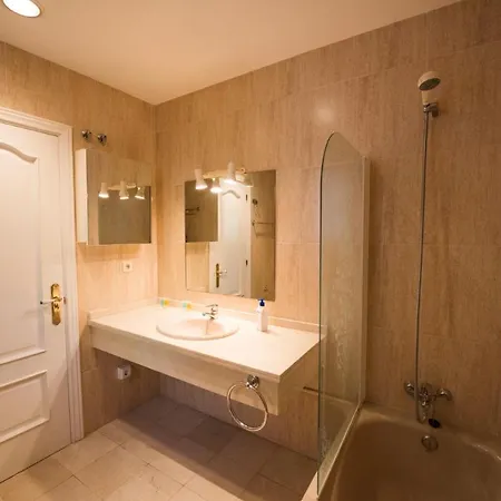 Apartment Spacious Flat With Pool In