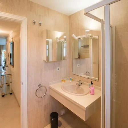 Spacious Flat With Pool In Apartment *