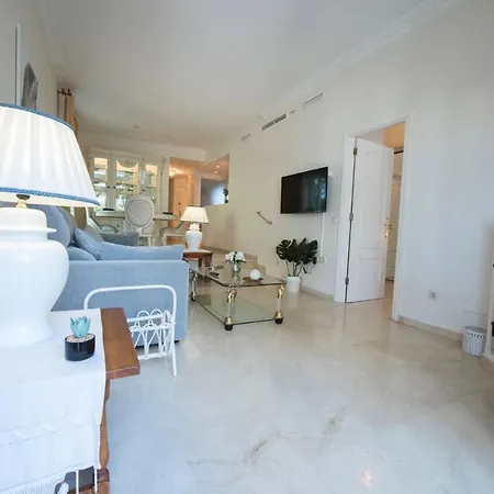 Spacious Flat With Pool In Marbella