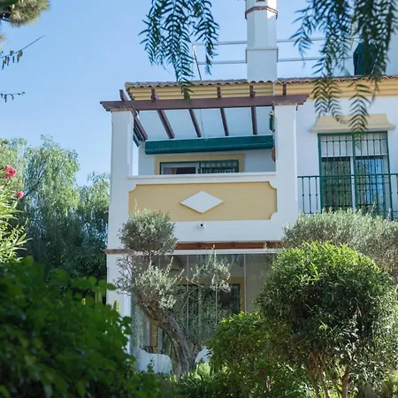 Apartment Spacious Flat With Pool In