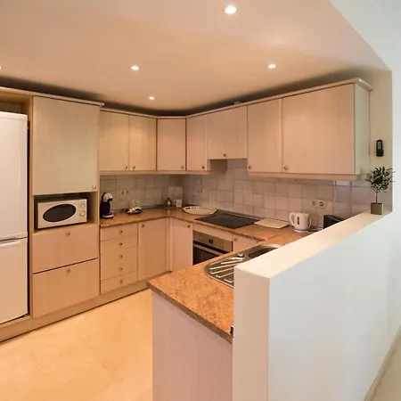 Spacious Flat With Pool In Apartment *