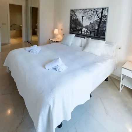 Apartment Spacious Flat With Pool In Marbella