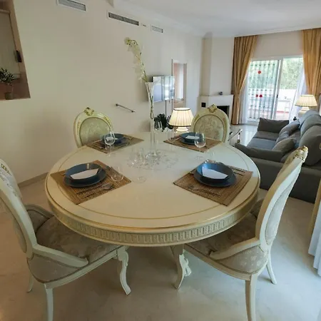 Spacious Flat With Pool In Marbella